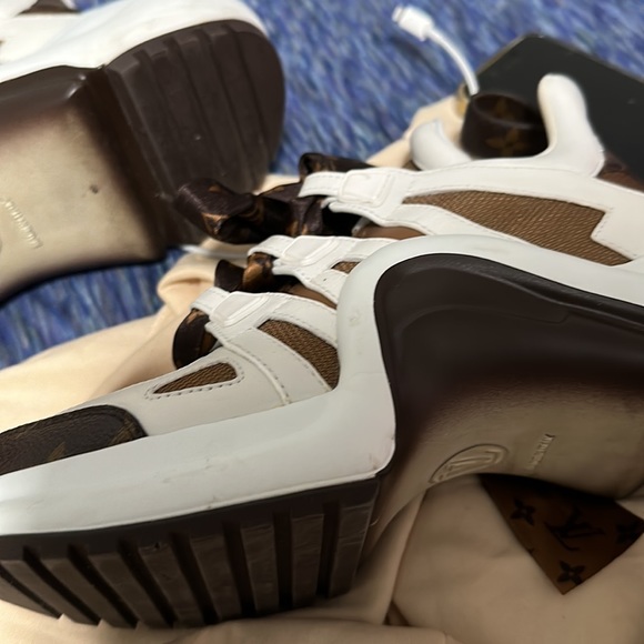 Used shoes I have worn them 1 time tight fit to the side of my feet - Picture 10 of 12